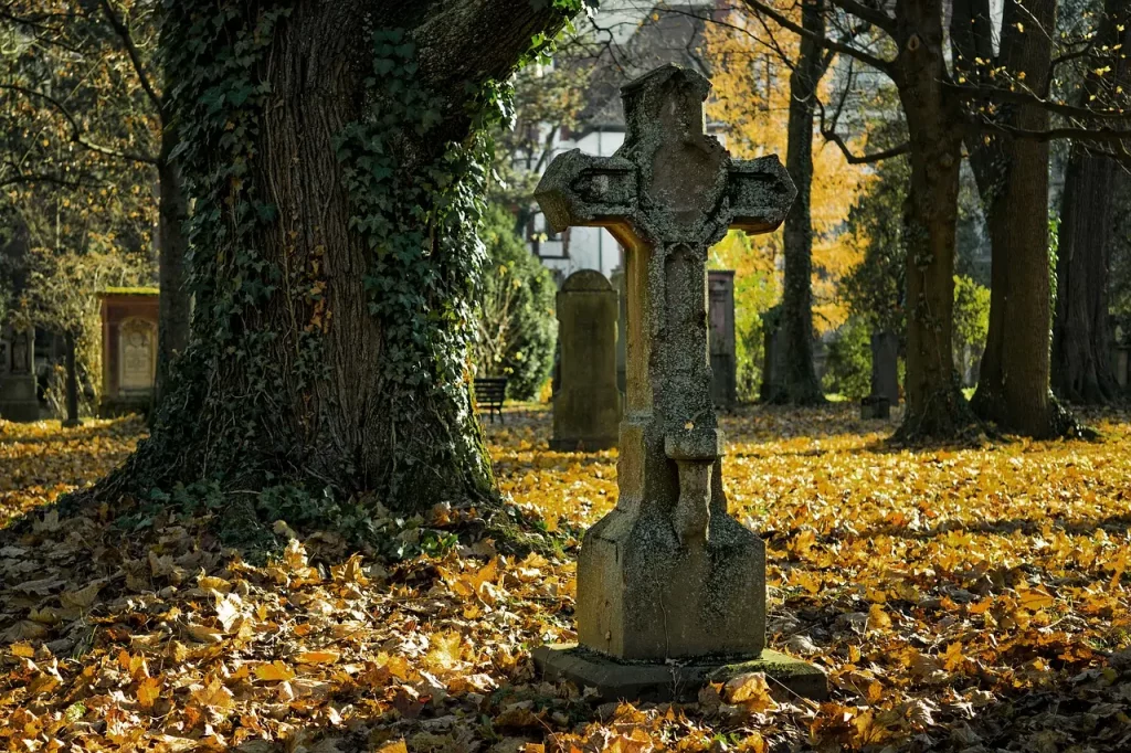 Découvrez cette image émouvante d'un cimetière, mettant en avant une vieille tombe comme symbole de pérennité et de continuité. Explorez la beauté intemporelle qui réside dans ces lieux de mémoire, rappelant que certaines histoires traversent le temps.
