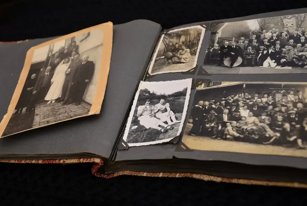Découvrez cette image évocatrice : un vieux album photo, symbole de notre passé. Chaque page raconte l'histoire des personnes rencontrées, peut-être même dans des vies antérieures. Explorez la richesse de nos connexions passées à travers les visages figés dans le temps.