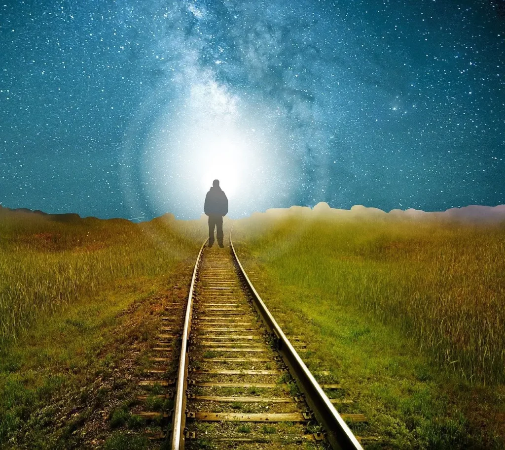 Explorez le chemin de la découverte avec notre image inspirante : un homme courageux marche résolument sur les rails du chemin de fer, guidé par une lumière éclatante au loin. Chaque pas est une aventure, chaque rail une étape vers un autre lumineux. Rejoignez-nous dans cette marche vers l'inconnu, où la lumière brillante promet des opportunités et des horizons infinis.
