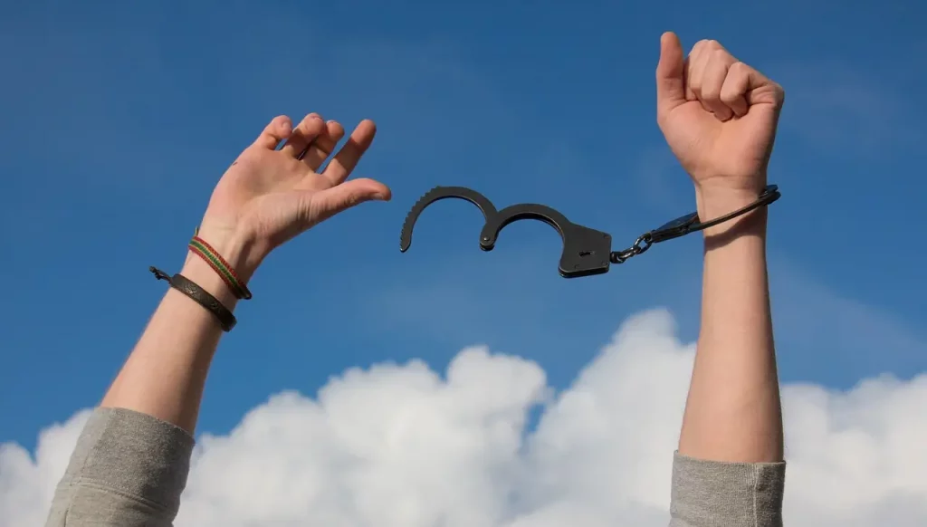 Libérez-vous de l’Assujettissement : Une main se libère de ses chaînes, symbole de la lutte pour la liberté intérieure. Explorez comment briser les entraves de l'assujettissement et retrouver votre pouvoir de choix. Une image inspirante de libération et d'autonomie.