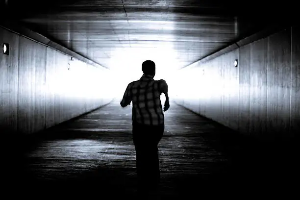 L'image saisissante d'un homme courant dans un tunnel sombre, avec une lumière brillante au loin, évoque métaphoriquement le processus de modification du schéma d'imperfection. Tout comme l'homme se dirige vers la lumière au bout du tunnel, nous pouvons entreprendre un voyage vers une vie plus épanouissante en surmontant nos schémas négatifs. Ce cliché symbolise l'espoir, la persévérance et la volonté de surmonter les obstacles pour atteindre la clarté et la transformation personnelle.