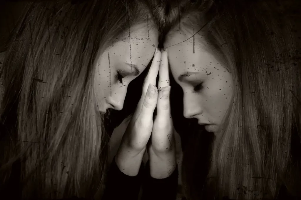 Sur cette image évocatrice, une femme se tient devant un miroir, la tête appuyée contre sa surface réfléchissante. Son reflet renvoie une image de profonde tristesse, tandis que sa main repose doucement sur le miroir, exprimant la douleur intérieure causée par le schéma d'exclusion. Ce visuel captivant illustre la manière dont ce schéma peut conduire à une perception négative de soi-même, exacerbant ainsi les sentiments de solitude et d'isolement.