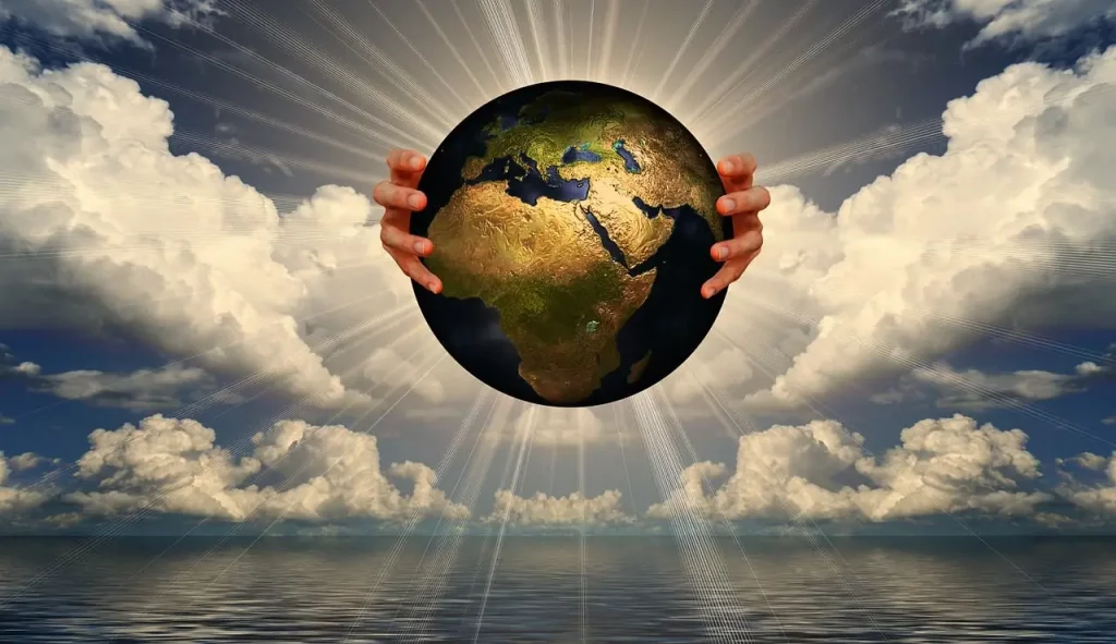 Cette image captivante offre une perspective céleste unique. Un ciel nuageux s'étend au-dessus de la mer, créant un paysage onirique. Deux mains bienveillantes tiennent délicatement la Terre dans le ciel, suggérant une connexion transcendante. Sommes-nous dans l'au-delà, où le regard depuis cet espace céleste révèle la beauté fragile de notre planète ? Une vision évocatrice qui invite à la réflexion sur notre place dans l'univers.