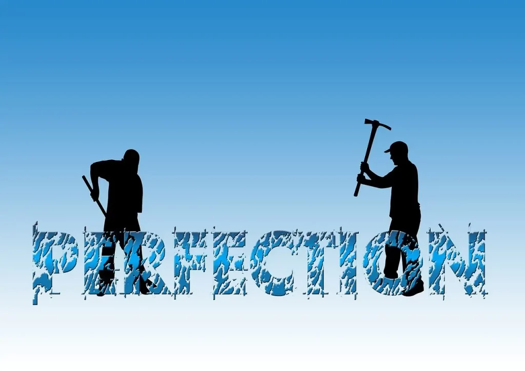 Découvrez comment briser le schéma des exigences élevées ! Dans cette image, deux hommes se tiennent devant le mot "perfection" sur fond bleu, armés d'outils pour le détruire. Rejoignez-nous dans cette quête pour une vie plus épanouissante et équilibrée, libérée des contraintes de la perfection.