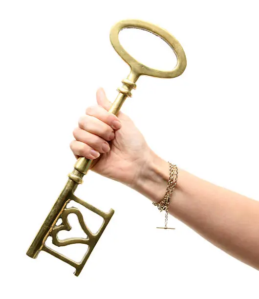 Découvrez cette image magnifique : une main tenant fermement une grande clé. Les clés pour avancer, croire en soi, et établir une communication avec nos défunts sont en nous. Croyons en la force intérieure qui ouvre les portes de la compréhension et de la connexion.